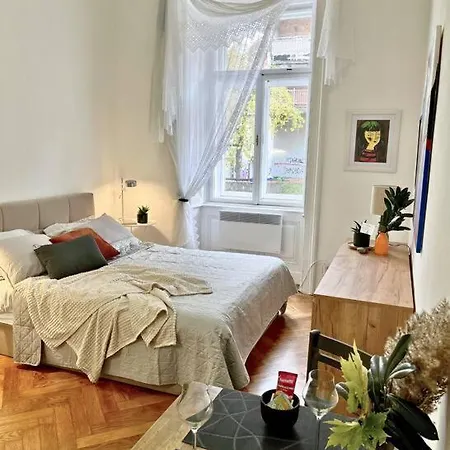 Robins Nest In The Center