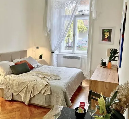 Robins Nest In The Center